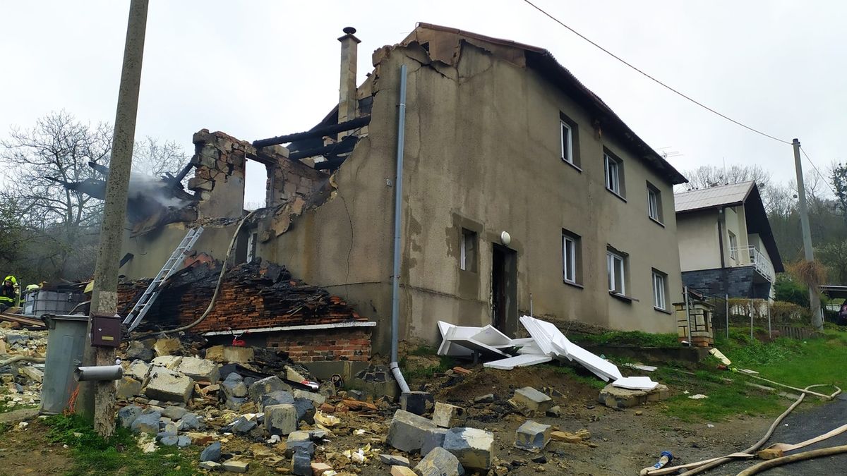 V sutinách domu na Vsetínsku našli po výbuchu mrtvou ženu a tři děti